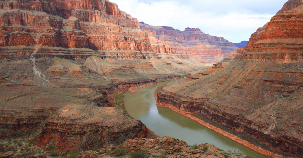 keindahan grand canyon dengan sungai mengalir di bawahnya