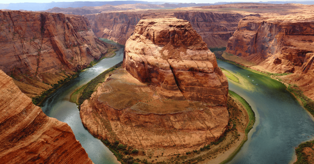 keindahan grand canyon dengan sungai mengalir di bawahnya