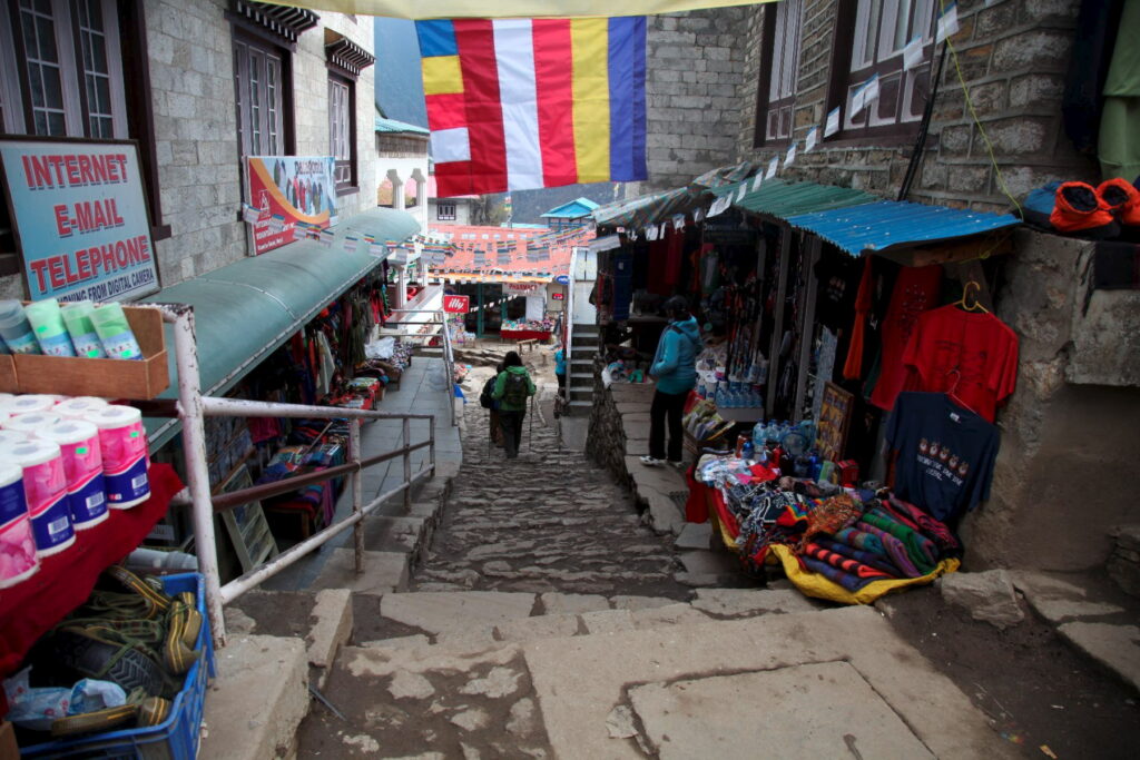 Marak toko suvenir dan peralatan pendakian di Namche Bazaar