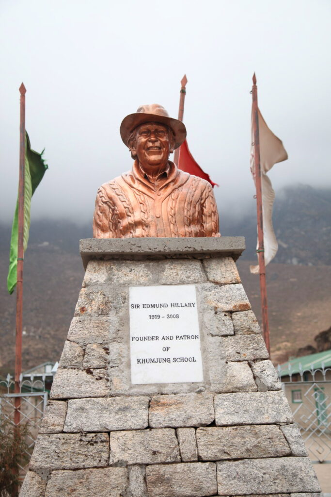 Patung Edmund Hillary di Desa Khumjung Namche Bazaar. Kompas/Harry Susilo (ILO) 13-10-2012 Untuk tulisan perjalanan Kompas Minggu
