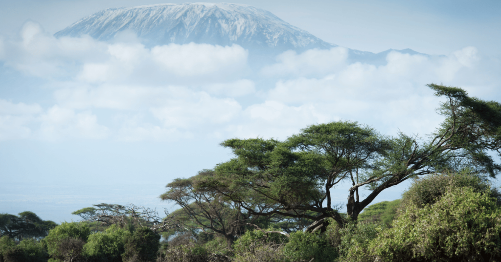 Gunung Kilimanjaro tertinggi di Afrika dengan puncak tertutup salju