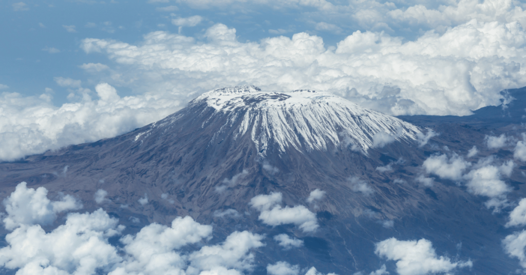 Gunung Kilimanjaro tertinggi di Afrika dengan puncak tertutup salju terlihat dari udara